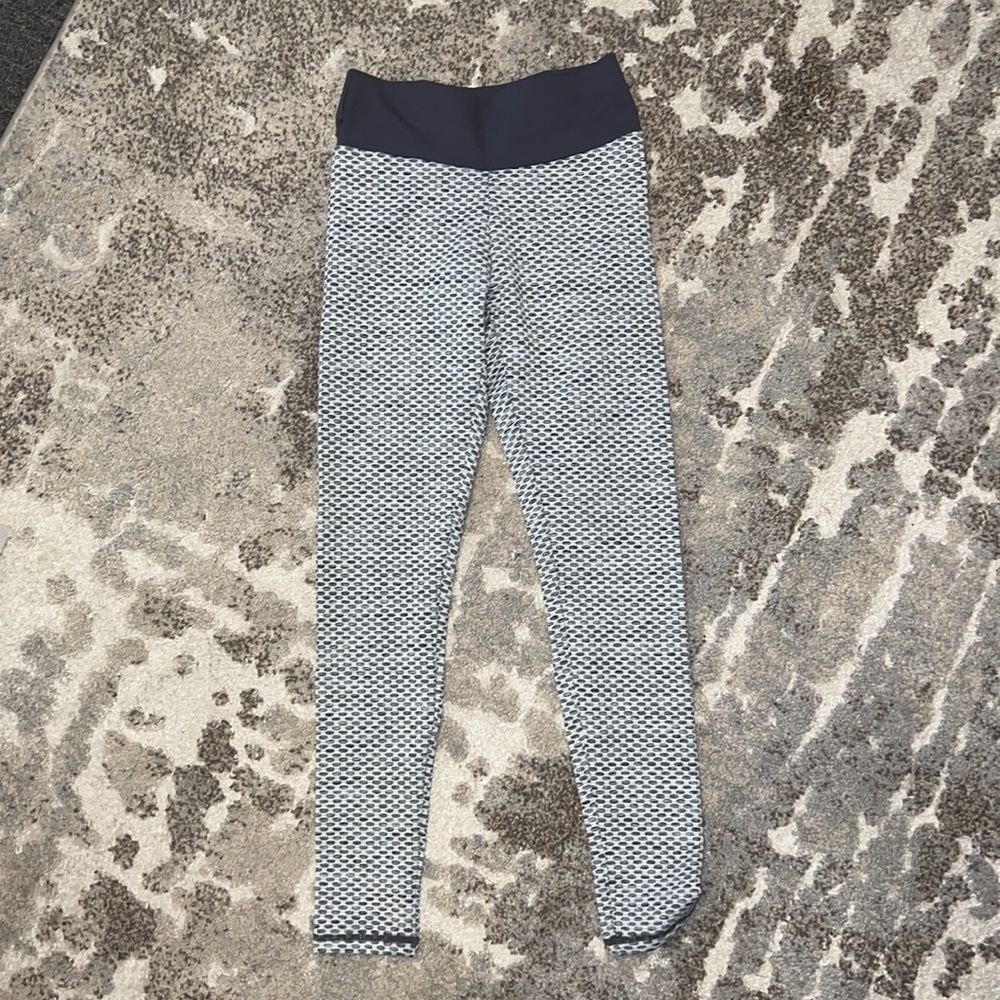 Tiktok booty scrunch leggings, Amazon Brand
